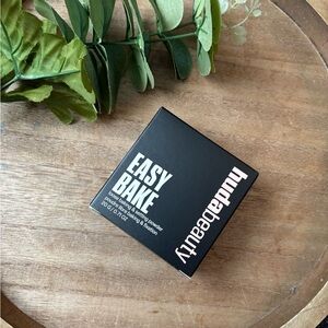 HUDA BEAUTY Easy Bake Loose Baking &  Setting Powder